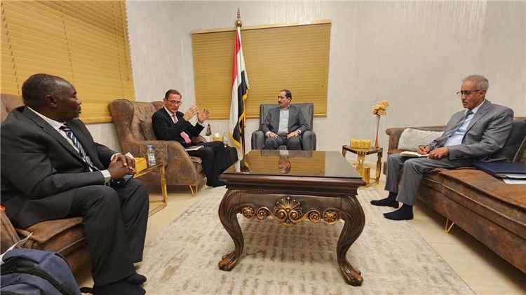 وزير الداخلية يبحث مع مدير عمليات مركز (روك) الإقليمي أوجه التعاون في مجال مكافحة الاتجار بالبشر