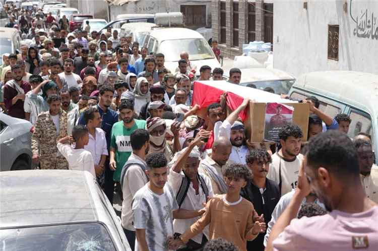 في مشهد غير مسبوق منذ 2015.. تشييع أيمن شكيب ملفوفا بالعلم الوطني في عدن(صور)