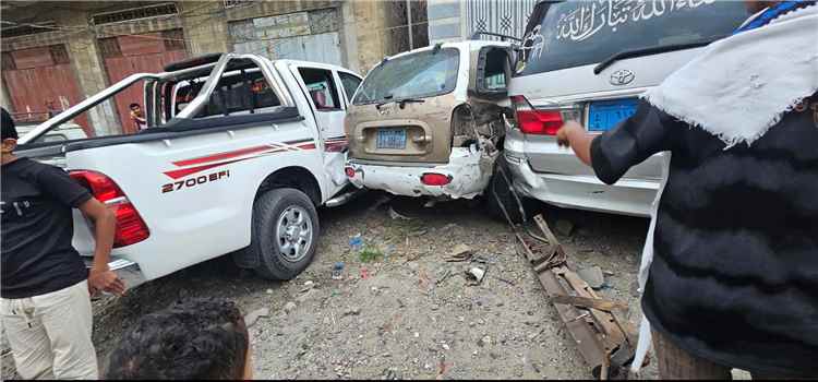 تعز.. سيارة تقودها امرأة تصطدم بثلاث مركبات في وادي القاضي