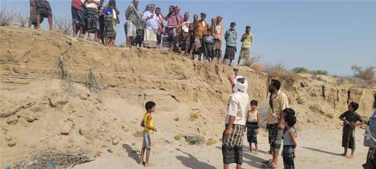 لجنة من مكتب الأشغال العامة بلحج تنفذ مسحًا ميدانيًا لإعداد دراسة حماية التربة في وادي معادن بطورالباحة من أضرار السيول