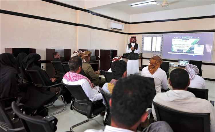 محافظ سقطرى يدشن مشروع التمكين الرقمي للمعلم اليمني