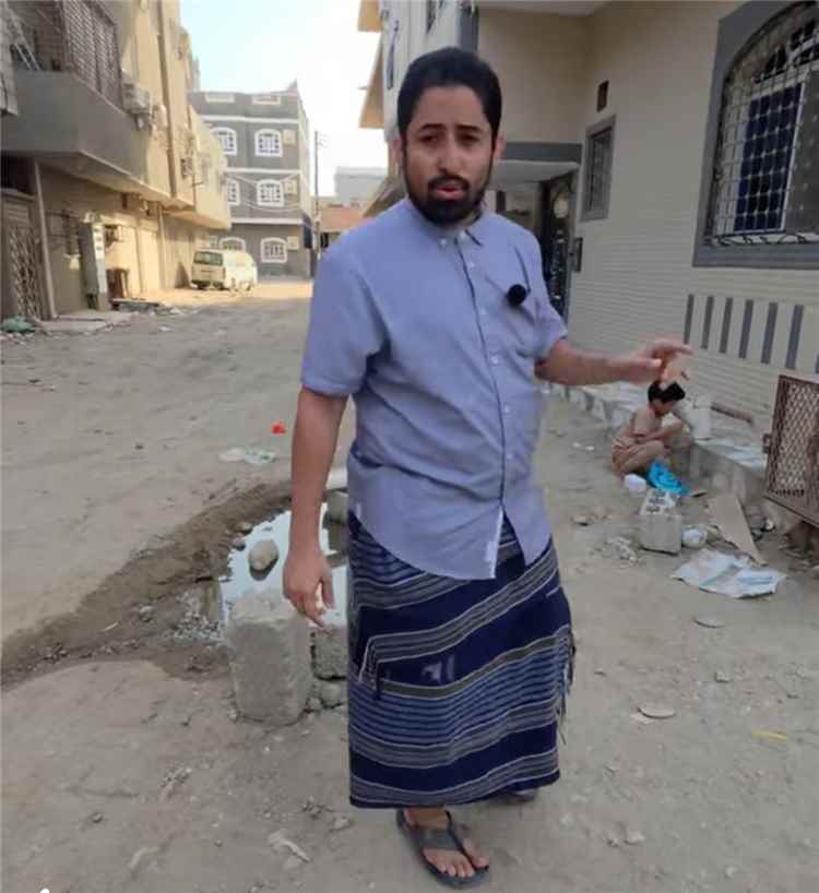 بعد تعطل مصالحهم وعجزهم عن تأجير شققهم بسبب استمرار المشكلة.. مواطنون في بئر فضل يناشدون محافظ عدن استكمال مشروع الصرف الصحي