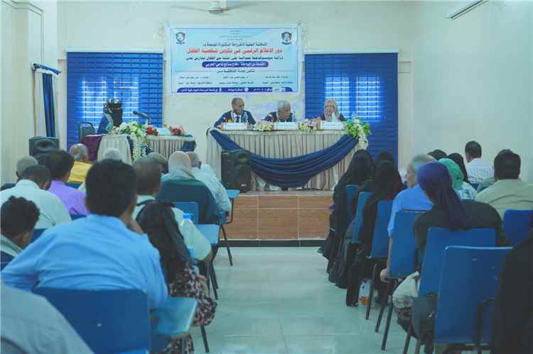 كلية الآداب بجامعة عدن تمنح الباحثة دفاع حربي درجة الدكتوراه في علم الاجتماع