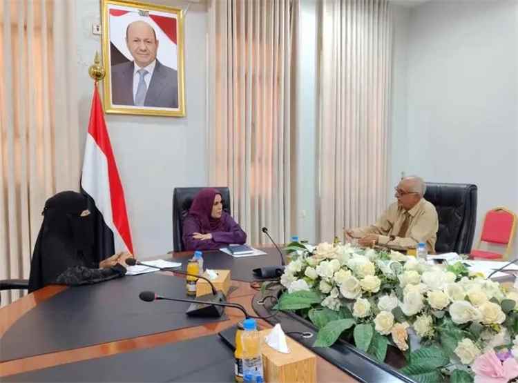 وزيرة الدولة لشؤون المرأة تناقش مع ممثلة نقابات عمال حضرموت تعزيز تمكين المرأة العاملة.