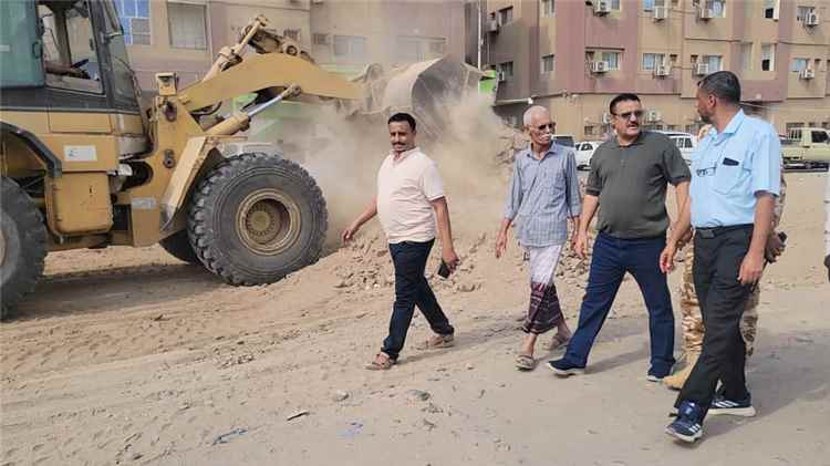 مدير عام البريقة يدشن مشروع تحسين المساحة الترابية بمدينة إنماء الجديدة.