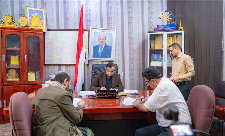 المحافظ بن الوزير يصادق على عقد تنفيذ مشروع إنشاء مبنى المؤسسة العامة للكهرباء – فرع شبوة