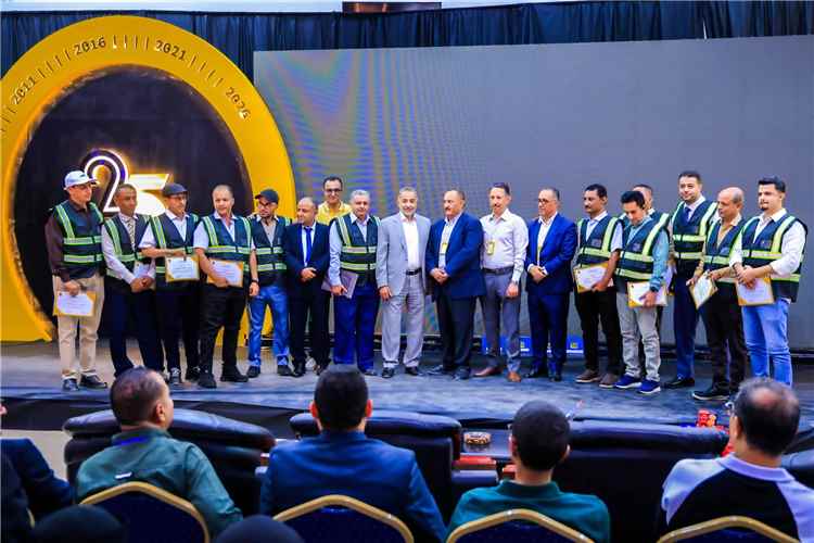 رئيس مجلس إدارة إقليم اليمن بمجموعة هائل سعيد أنعم وشركاه يلتقي العمال والكفاءات الشابة ويكرّم قدامى الموظفين والشركات المتميزة
