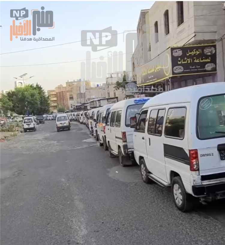 طابور يمتد لنحو 2 كيلو لتعبئة الغاز في تعز.. ومواطنون يشكون تفاقم الأزمة