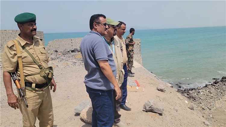 استجابة سريعة.. مدير عام البريقة أحمد الداؤودي يوجّه بحملة نظافة فورية لكورنيش المديرية
