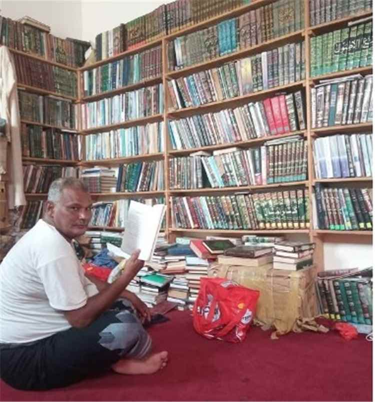 الصحفي محمد الجنيد من الخوخة يعرض مكتبته ومنزله للبيع .