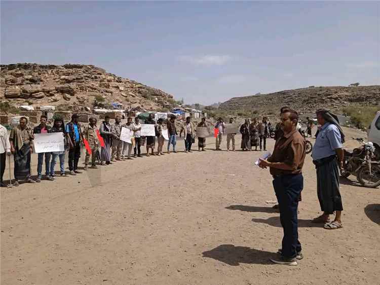 الضالع..وقفة احتجاجية لأسر الشهداء والجرحى في جبهة مريس للمطالبة بإنصافها وصرف مستحقاتها(صورة)