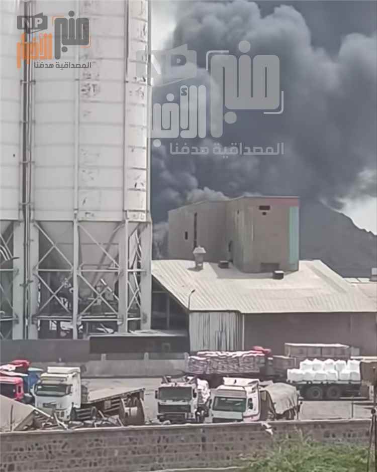 عاجل:فيما دخان كثيف اسود يغطي سماء المكان..حريق يلتهم قارب صيد في ميناء عدن(صور)