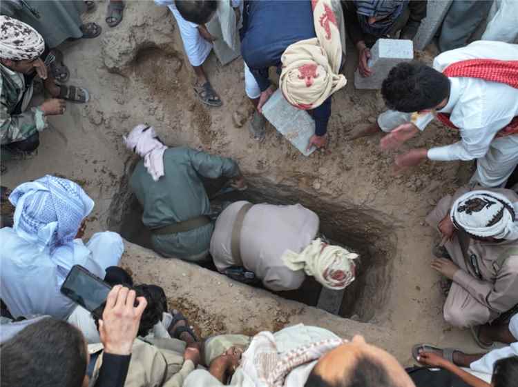 حشد قبلي غفير يشيّع شهيد المطارح بعد وفاته بالخطأ وينقل جثمانه من سيئون إلى مسقط رأسه