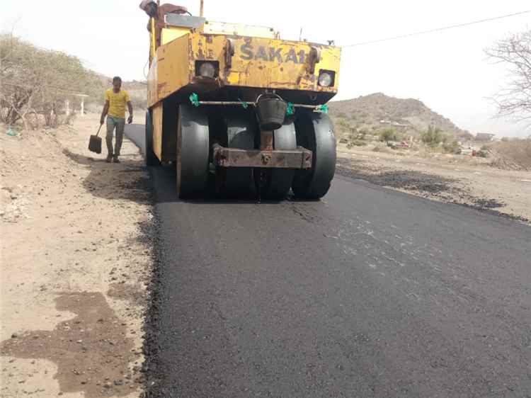 بتوجيهات وزير الأشغال.. استمرار أعمال سفلتة وتأهيل طريق الضالع – الشعيب لتخفيف معاناة المواطنين