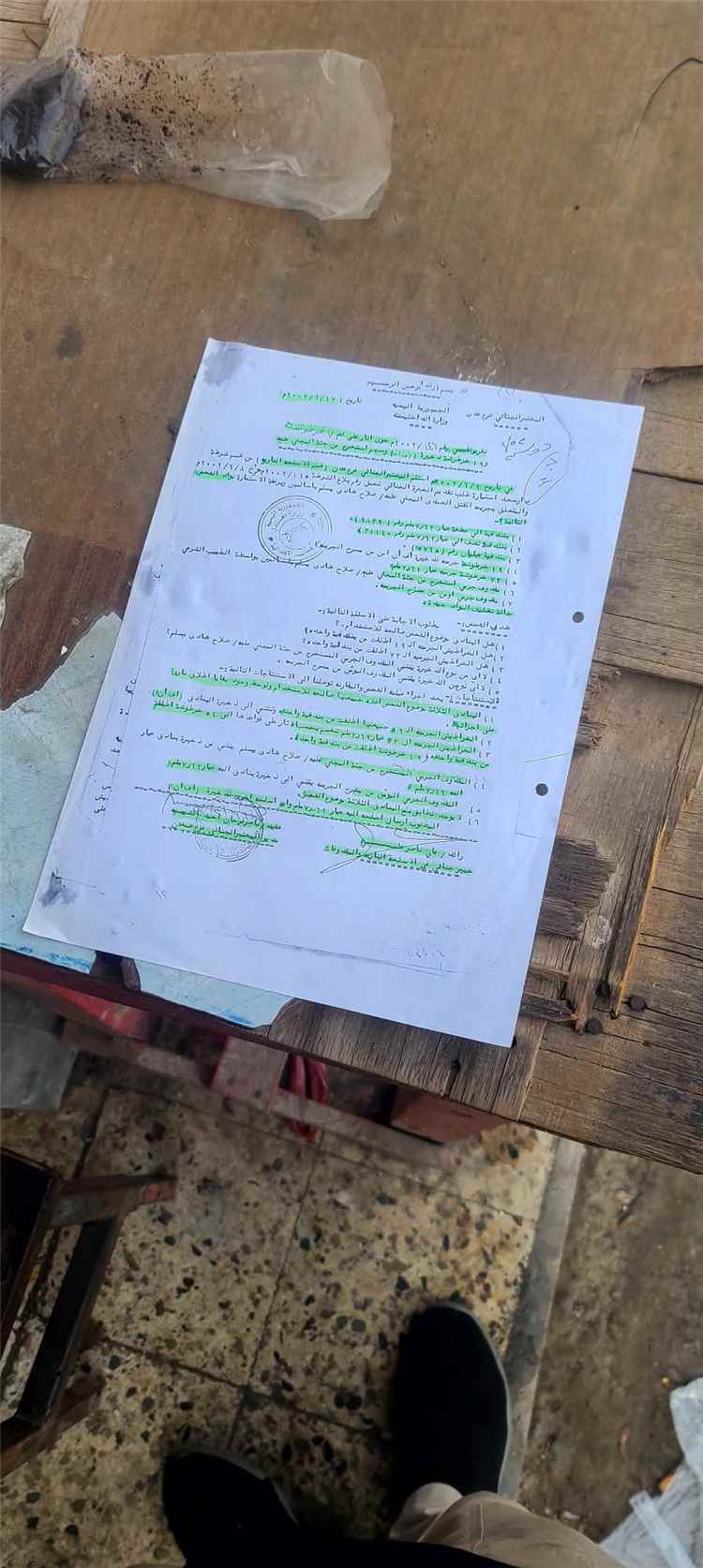 وثائق تحقيقات جنائية تُستخدم لتغليف الطعام في كفتيريا بعدن.. واقعة تثير تساؤلات حول حماية المستندات الرسمية
