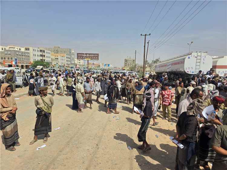 وقفة احتجاجية في شبوة رفضاً لإدراج متهمين بقتل مرافقي محافظ عدن السابق ضمن كشف تبادل الأسرى