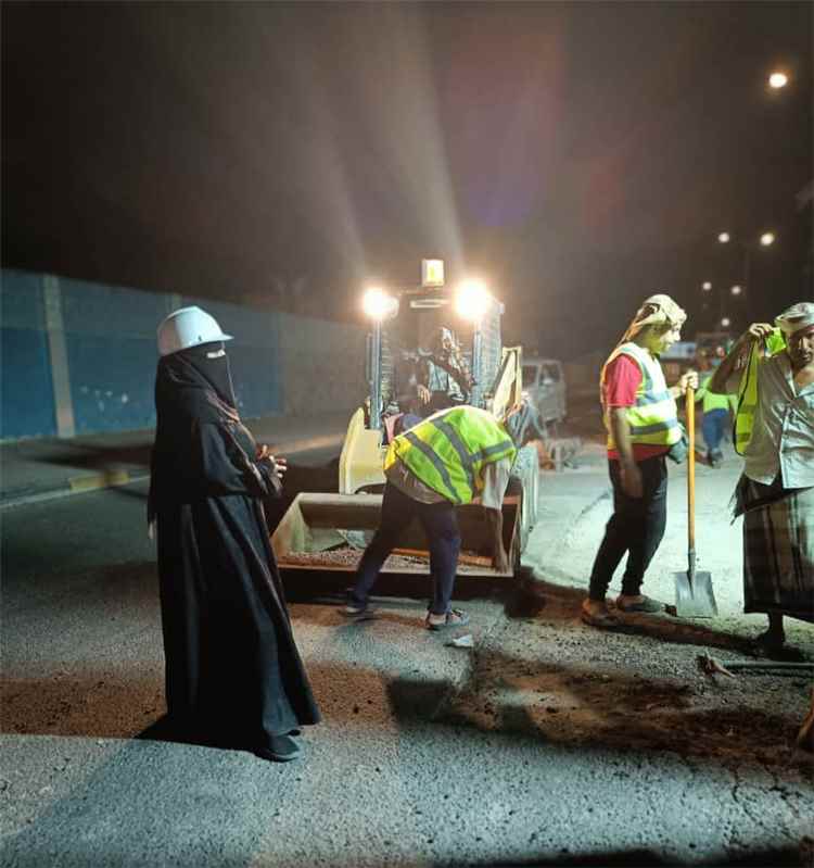 ضمن خطة تحسين شبكة الطرق.. تواصل أعمال معالجة الحفريات والسفلتة في عدد من شوارع #عدن