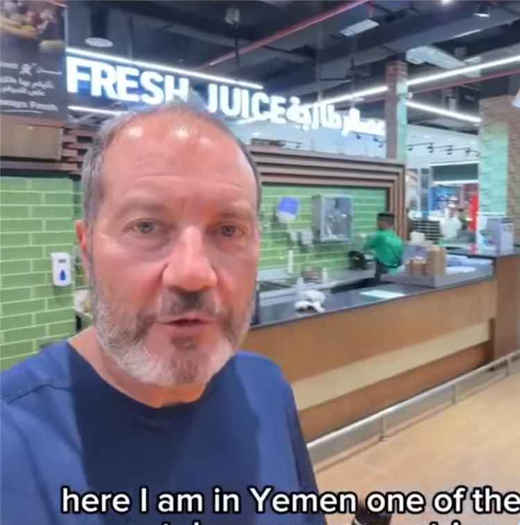سائح أجنبي يشيد بعدن مول: مستوى النظافة والتنظيم يفوق كثيرًا من المتاجر في بلدي