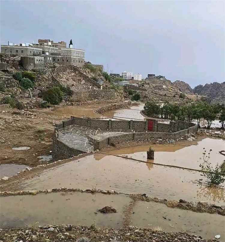 عاجل: أمطار غزيرة تشهدها يافع بلحج