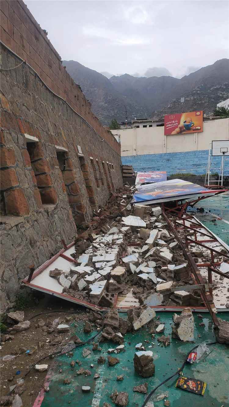 الرياح العاتية تتسبب بانهيار لوحات إعلانية وجزء من سور ملعب الشهداء في تعز