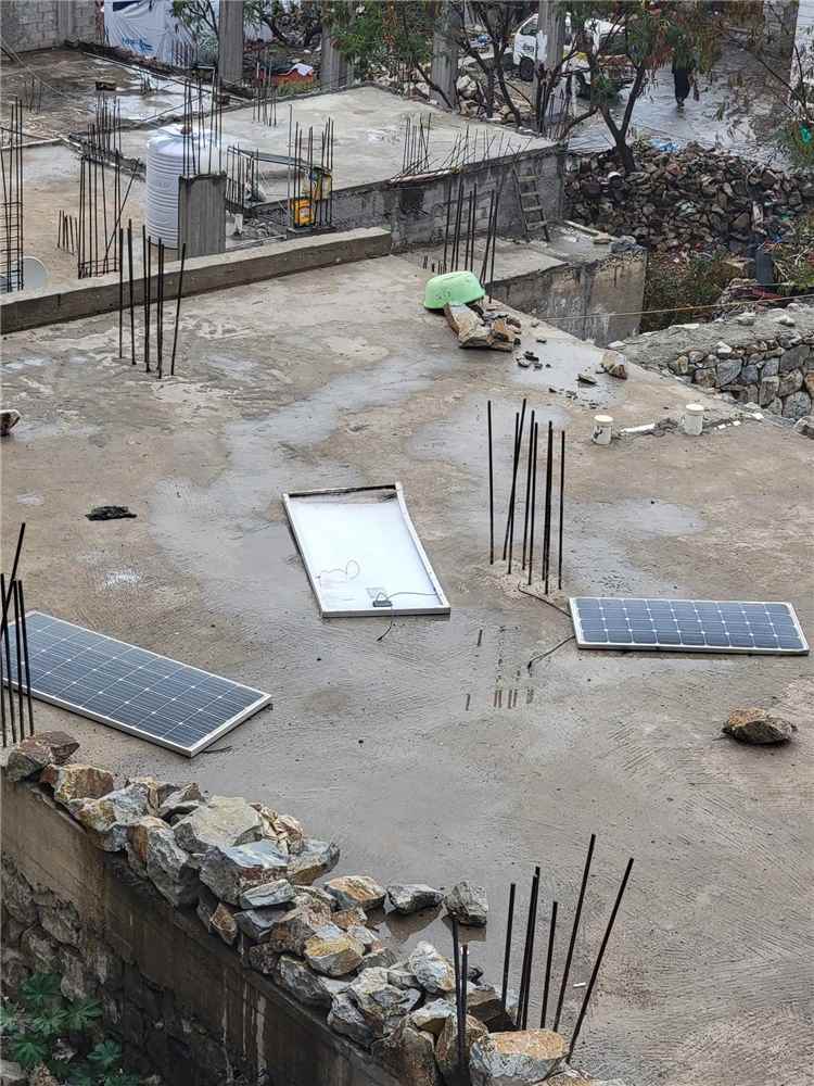 عاصفة عنيفة تضرب تعز وتتسبب بتحطم ألواح الطاقة الشمسية في عدد من الأحياء