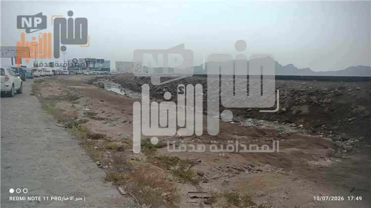 عاجل:ازدحام مروري خانق يوقف الحركة في الخط البحري بعدن ومئات المركبات تصطف(صور)
