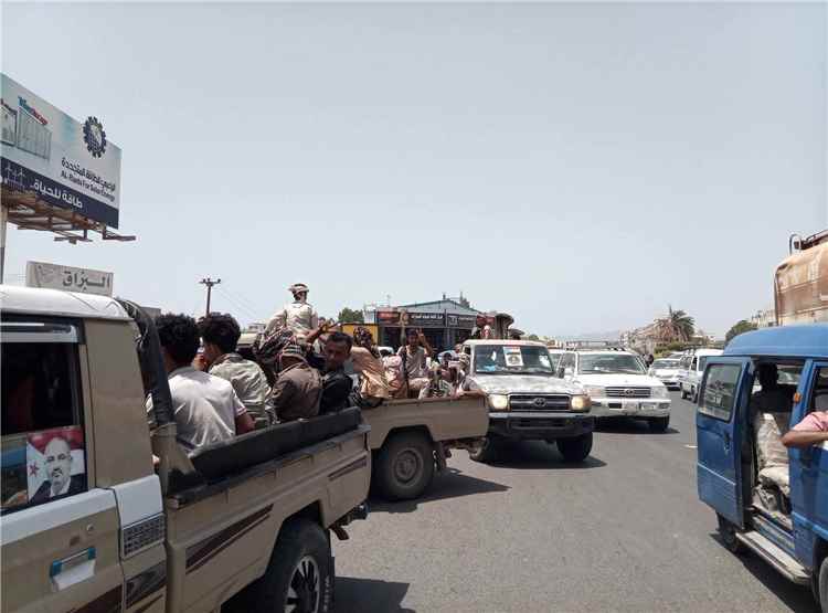 عاجل:صورة أولية..لحظة انحساب الحشود القبلية الجنوبية من عدن بعد ضمانات عليا ببقاء المتهمين بقضايا ال() داخل السجون