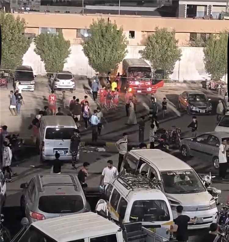 عاجل: شاهد صورة..لحظة فريق التلال يغادر الملعب قبل نهاية المباراة بـ15 دقيقة