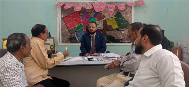مدير عام المنصورة يتفقد مكتب الصحة العامة والسكان ويؤكد أهمية تعزيز الرقابة على المنشآت الصحية