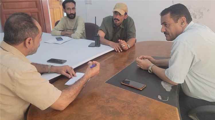 مدير عام البريقة يناقش نشاط مكتب الأشغال العامة بالمديرية..