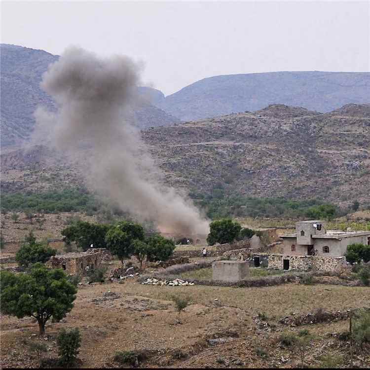 قصف ح()يستهدف منازل المدنيين غرب تعز ويُصيب طفلة وفتاة بجروح خطيرة