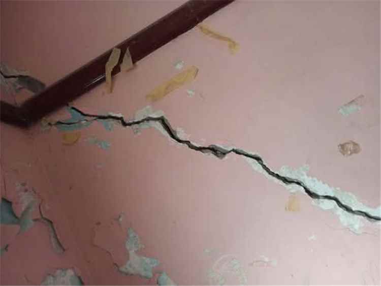 صور..مدرسة الزهراء بجعار جدران تتشقق وسقوف تتهاوى، فمن ينقذ بنَاتنا قبل حدوث الكارثة؟