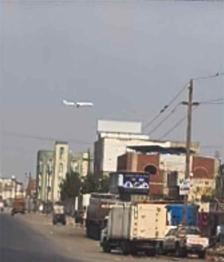 عاجل: شاهد اول صورة لحظة هبوط الطائرة الإي.رانية في مطار الحديدة