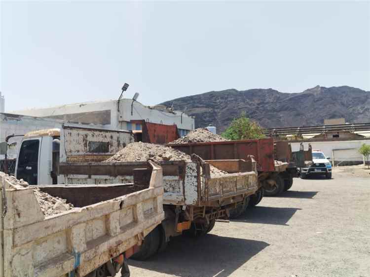 بعد سنوات عديدة من البسط عليها..مدير عام البريقة بعدن يستعيد المحاجر إلى الدولة ويشدد بمحاسبة المعتدين..