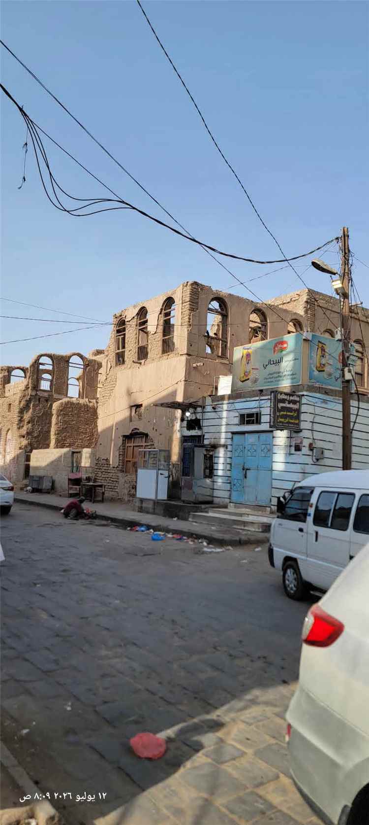 مطالبات لمحافظ لحج بالتدخل لإزالة فوضى أسلاك الكهرباء والاتصالات في شوارع الحوطة