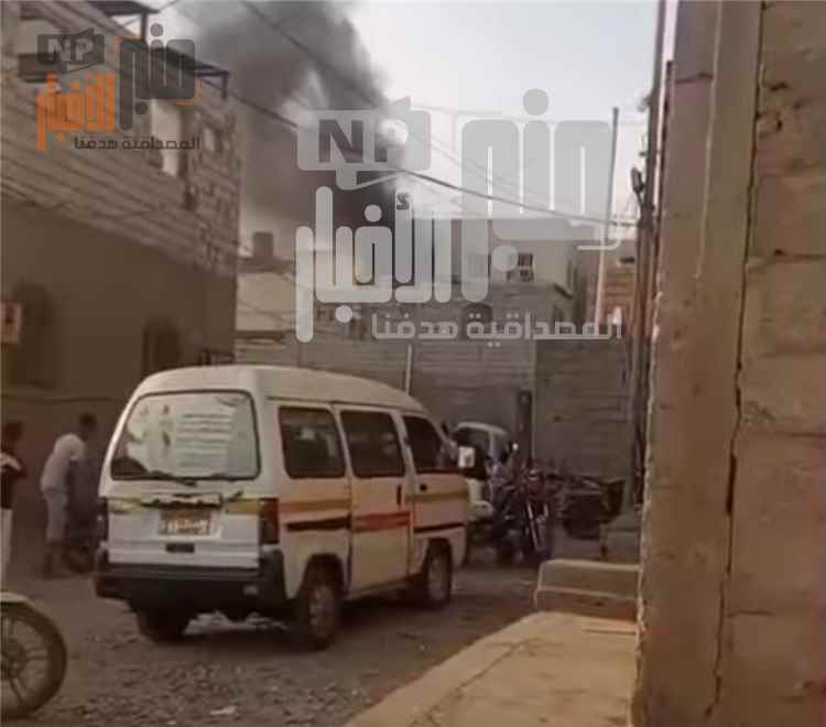 حريق يلتهم الطابق الثاني من منزل في كود العثماني بعدن(صورة)