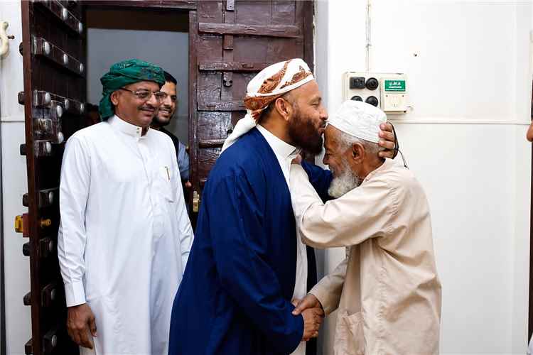الشيخ محمد بن شبيبة يقدم واجب العزاء في وفاة الشيخ العلامة علي بن سالم بكير.