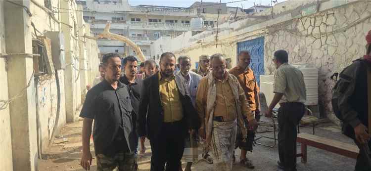 مدير عام المنصورة يتفقد سوق بيع الأسماك ويؤكد استكمال أعمال التأهيل والالتزام بالمعايير الصحية والتنظيمية