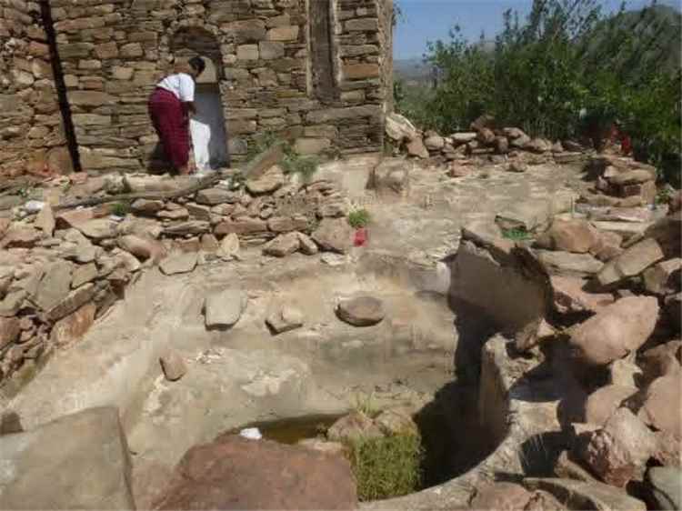 تحفة معمارية عمرها خمسة قرون تستغيث.. مسجد عيسى بن أحمد في يافع يواجه خطر الاندثار وسط دعوات عاجلة لإنقاذه(صور)