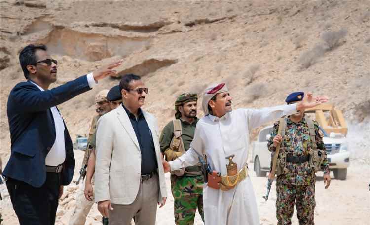 المحافظ بن الوزير يتفقد مستوى الإنجاز في مشروع شق وتوسعة عقبة خفعة