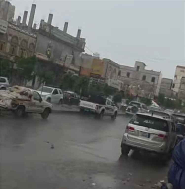أمطار غزيرة تضرب مدينة دمت بالضالع(صورة)