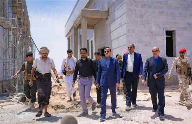 المحافظ بن الوزير يشيد بمستوى الإنجاز في مشروع مبنى كلية الطب بجامعة شبوة