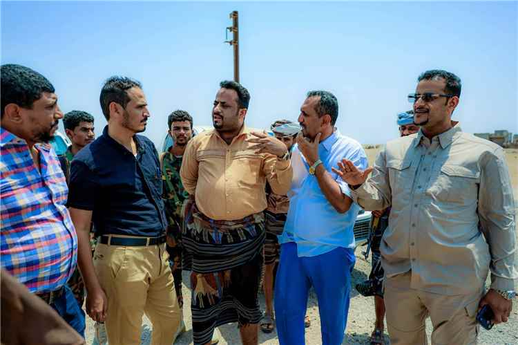 فريق هندسي ينفذ دراسة فنية تمهيداً لصيانة وتأهيل الطريق الدولي في لحج