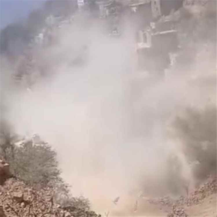 سحب الغبار تخنق المواطنين والمسافرين في طريق الصحى الكربة بلحج.. ومطالبات عاجلة بإصلاح الطريق(صورة)