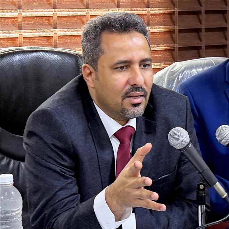 محافظ لحج يتدخل لاحتواء التوتر وفتح الطريق في الحوطة ويؤكد التزام السلطة المحلية بإنصاف أولياء الدم وتنفيذ العدالة
