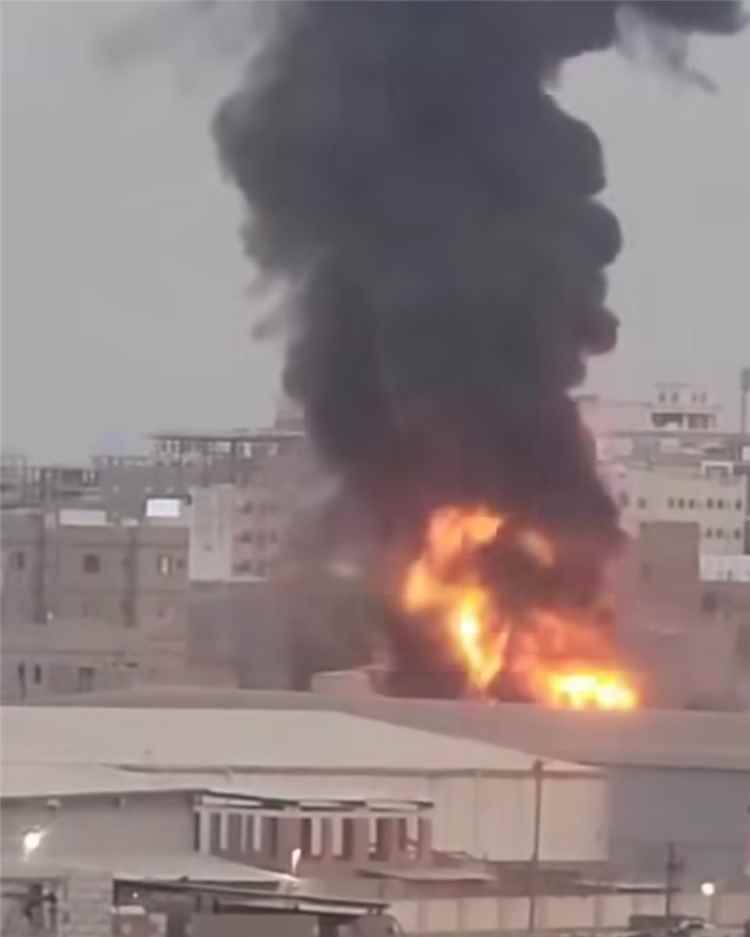 حريق ضخم يلتهم مصنعا للسجائر في المنصورة بعدن ويثير حالة استنفار
