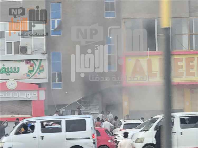 عاجل :الدفاع المدني يهرع إلى إنماء بعدن للسيطرة على حريق اندلع بجانب مطعم الديك