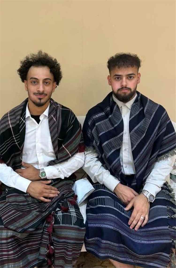 غسان الشعيبي يهنئ العريسين عبدالله عبدالستار الحقاشي ومحمد موسى الحقاشي بمناسبة زواجهما