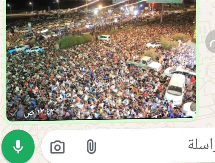 إقبال واسع على الشاشات العملاقة في عدن.. مبادرة للسلطة المحلية تنعش الأجواء الجماهيرية وتعزز التلاحم المجتمعي