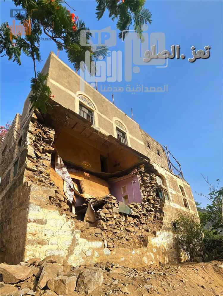 مناشدة عاجلة من تعز.. مخاوف من انهيار منزل متضرر ونداءات لتدخل هندسي قبل وقوع كارثة